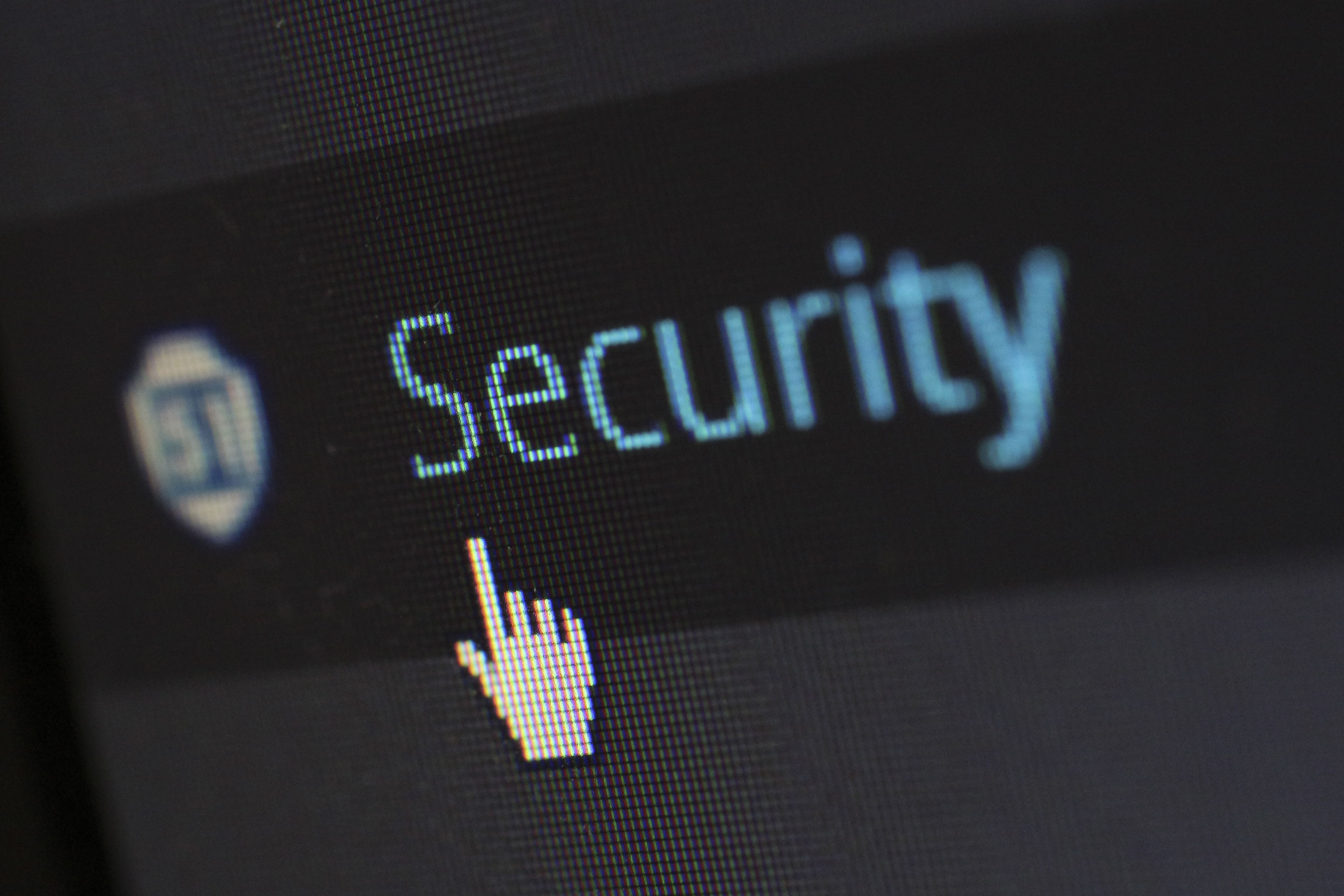 Cadeado sobre um teclado de computador representando segurança e proteção de dados