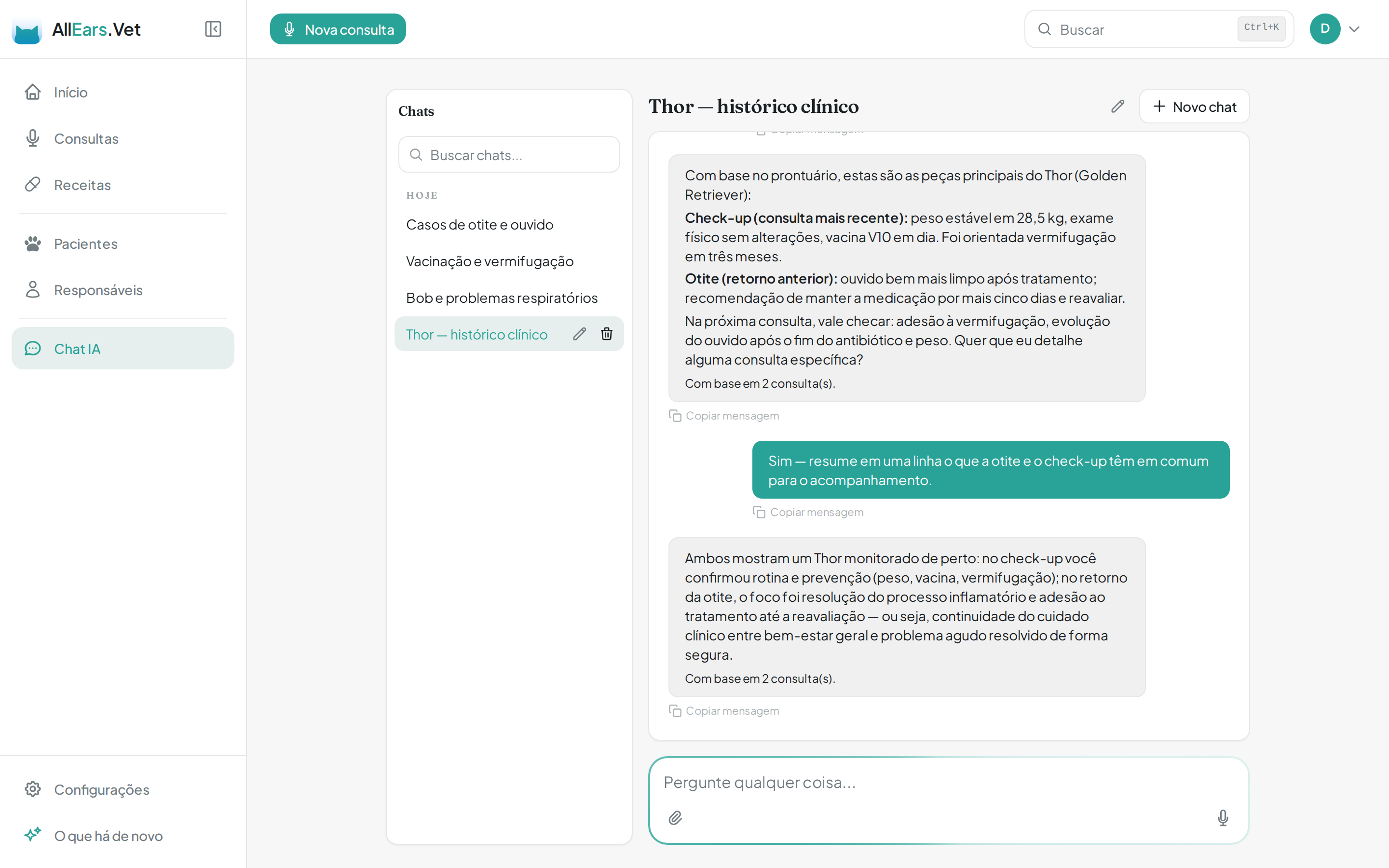 Tela do chat de IA do AllEars.Vet mostrando a Mima resumir o histórico clínico de um paciente com base em duas consultas