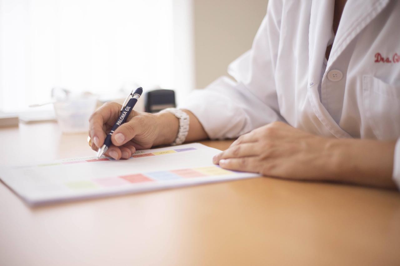 Médico-veterinário preenchendo uma receita sobre a mesa do consultório